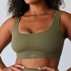 Boxy sports bra